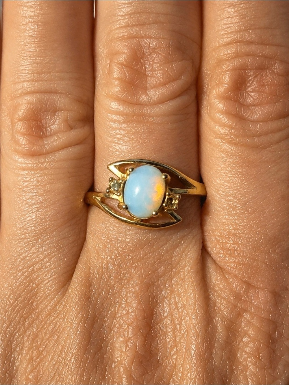 Vintage Gold Tone Opalescent Cabochon Ring | Size 9